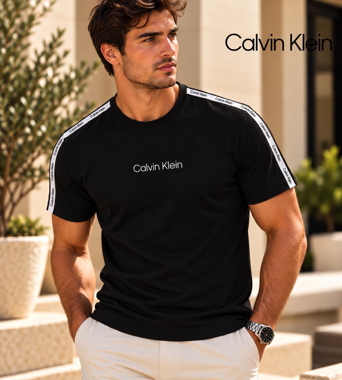 Camiseta CK negra con detalle de la marca en manga