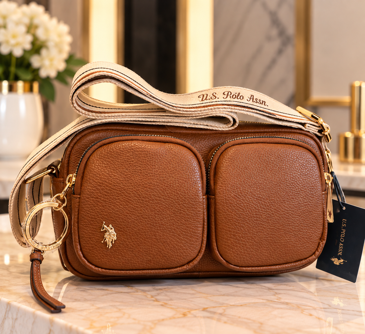 Bolso U.S Polo ASSN manos libres camel con tiras estampadas