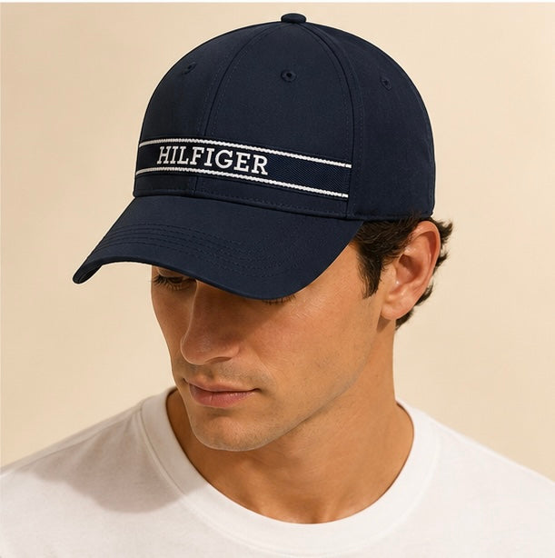 Gorra TH azul con detalle de la marca en blanco