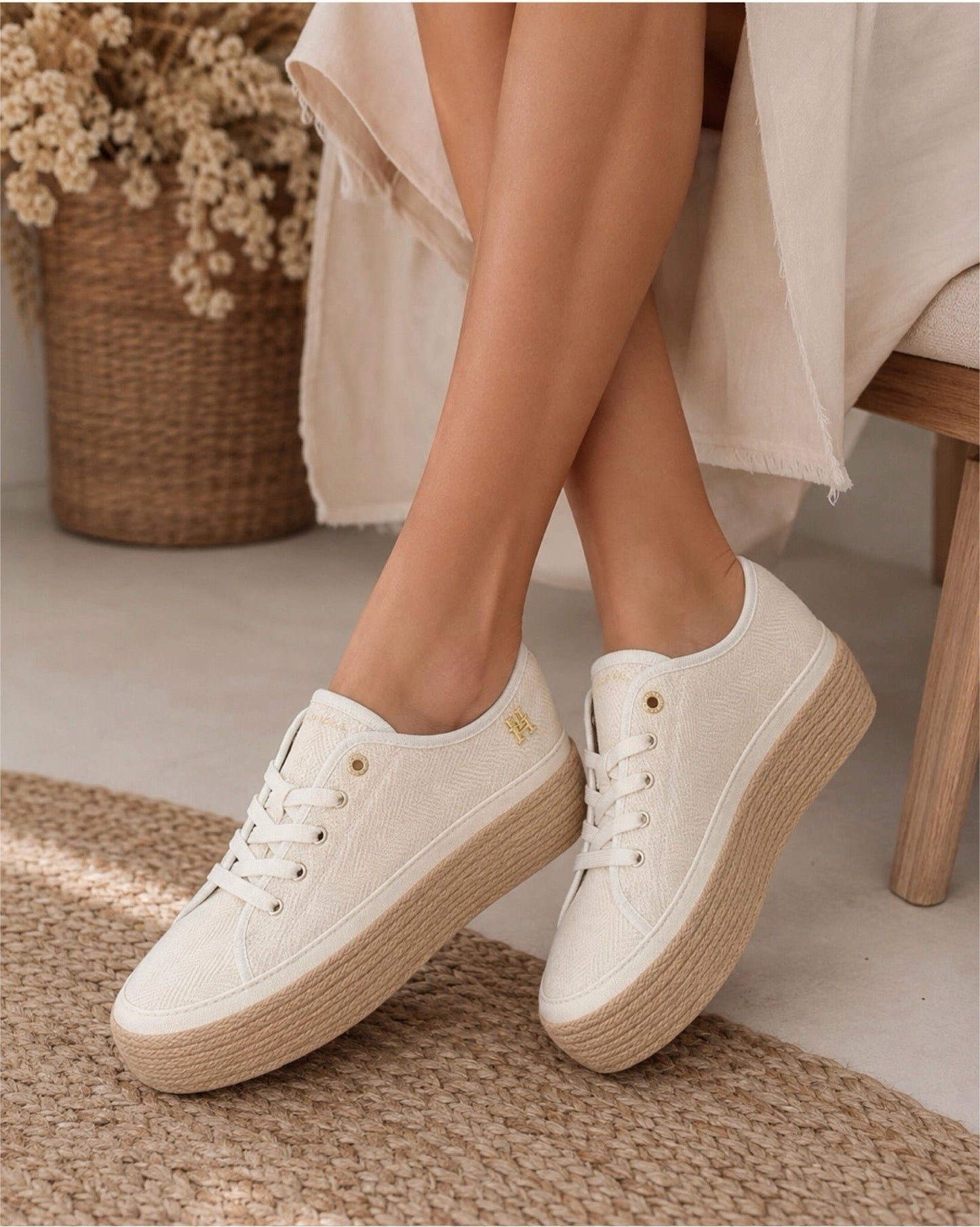 Tennis TH beige con detalle de mimbre