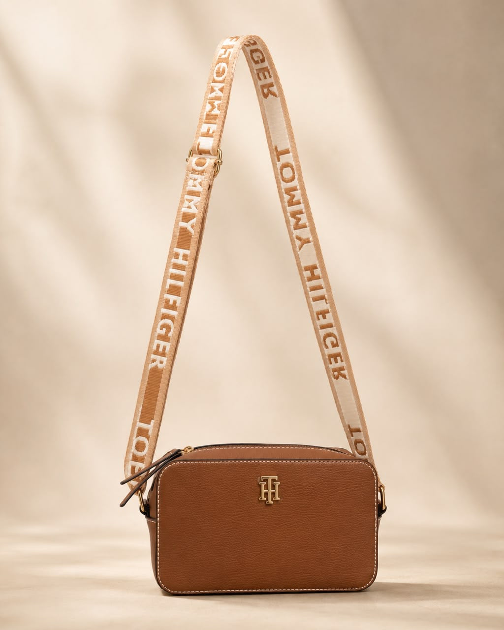 Bolso TH manos libres camel con correa estampada