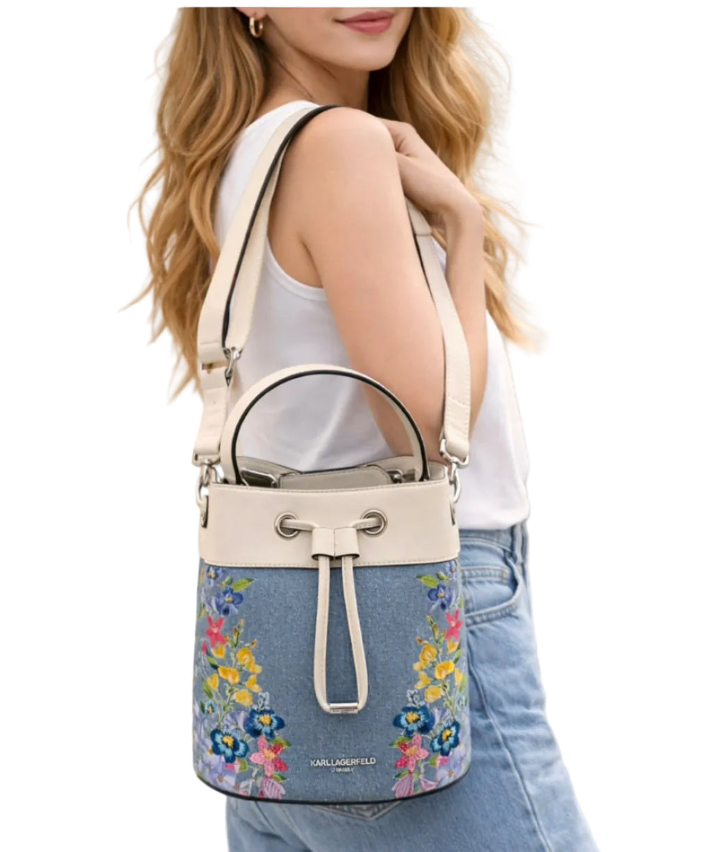 Bolso Karl Lagerfeld denim detalles blancos con bordado y estampado de flores