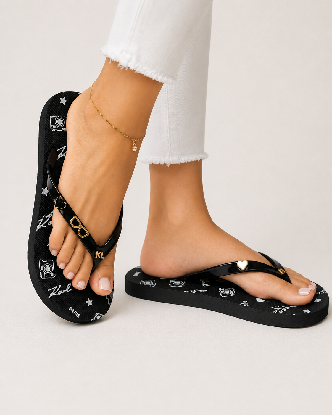 Sandalias Karl Lagerfeld negras con estampado y pines en las tiras