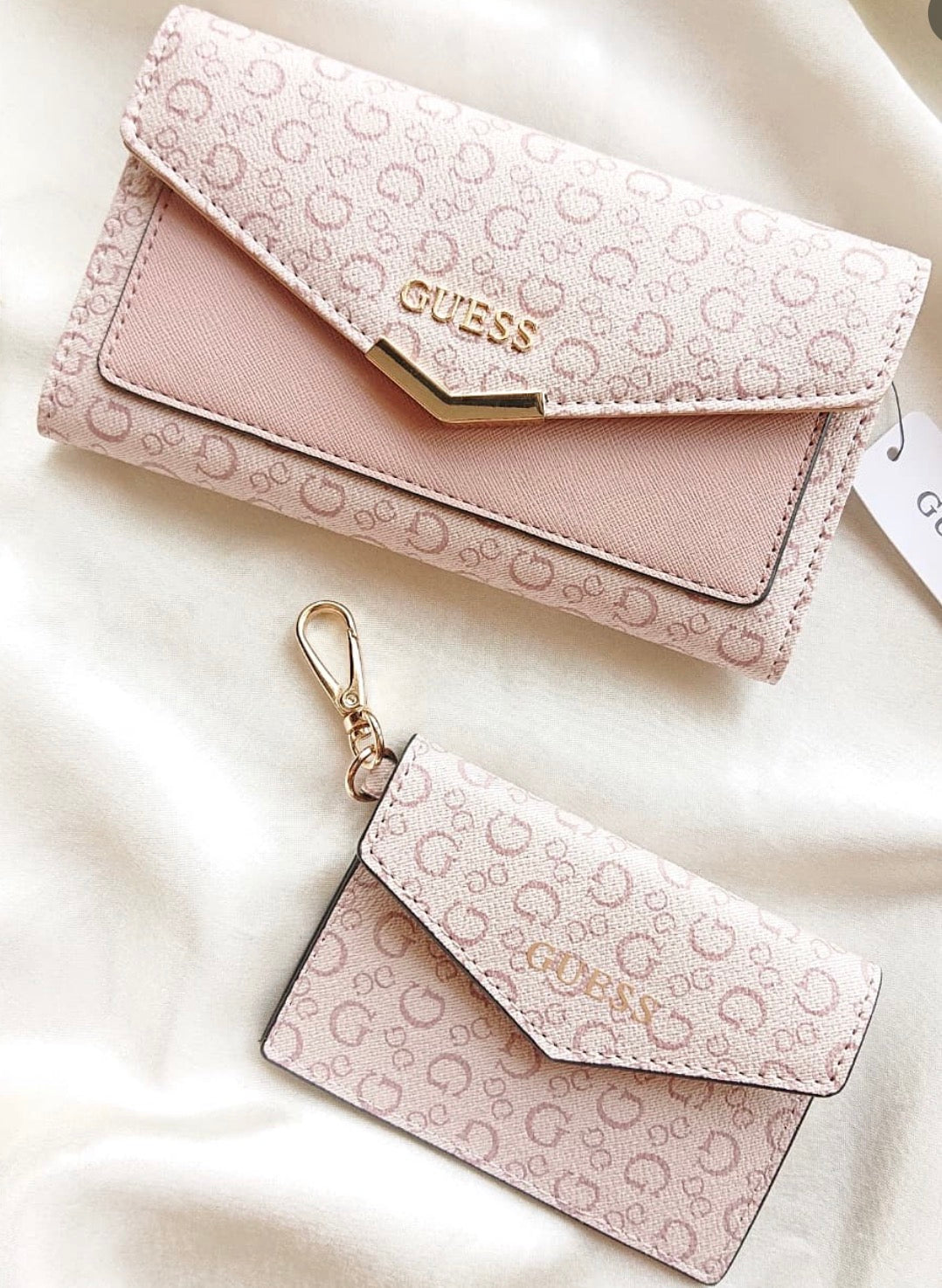 Set de Billetera Guess Rosada con monedero