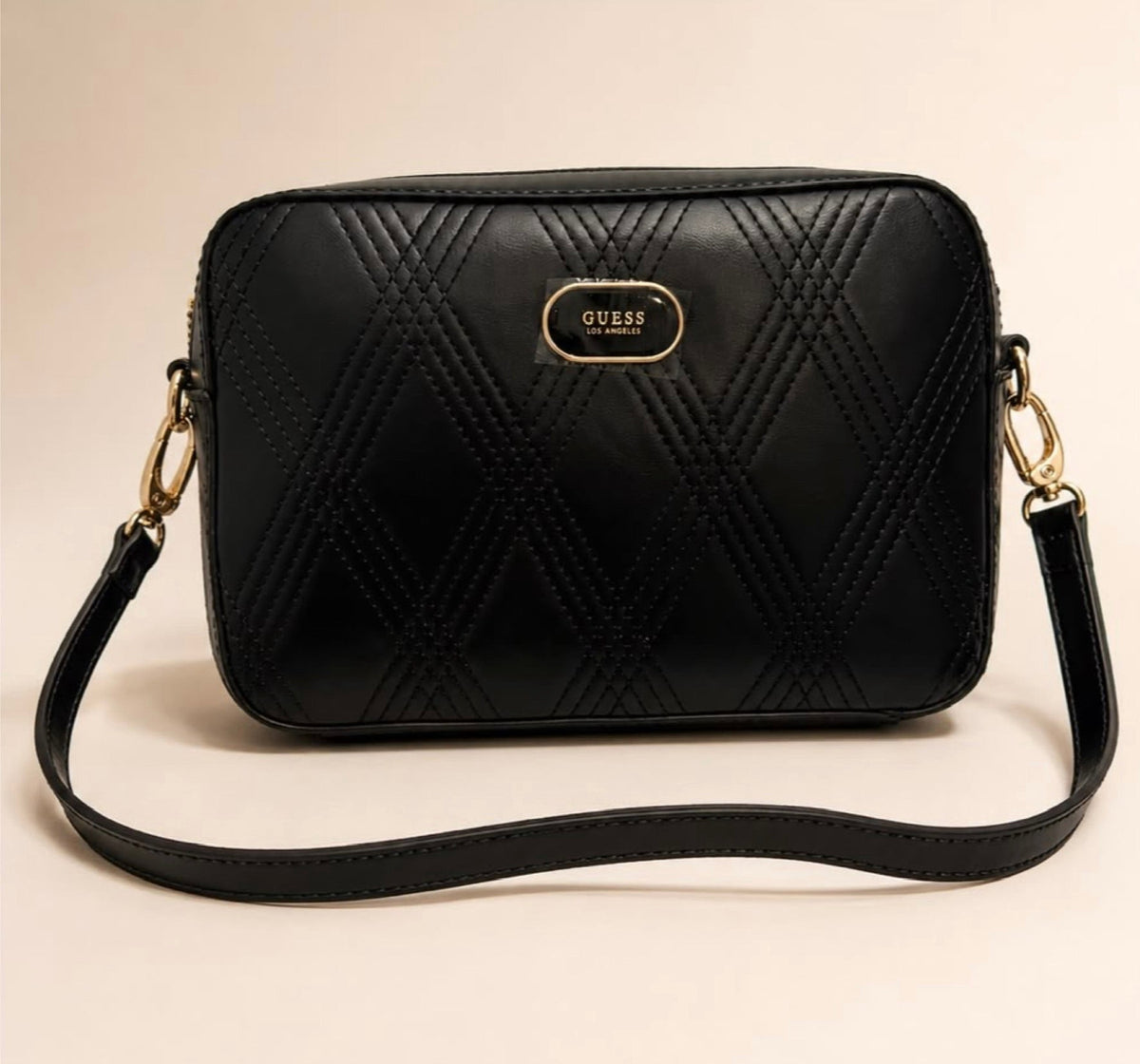 Bolso Guess manos libres negro con dorado