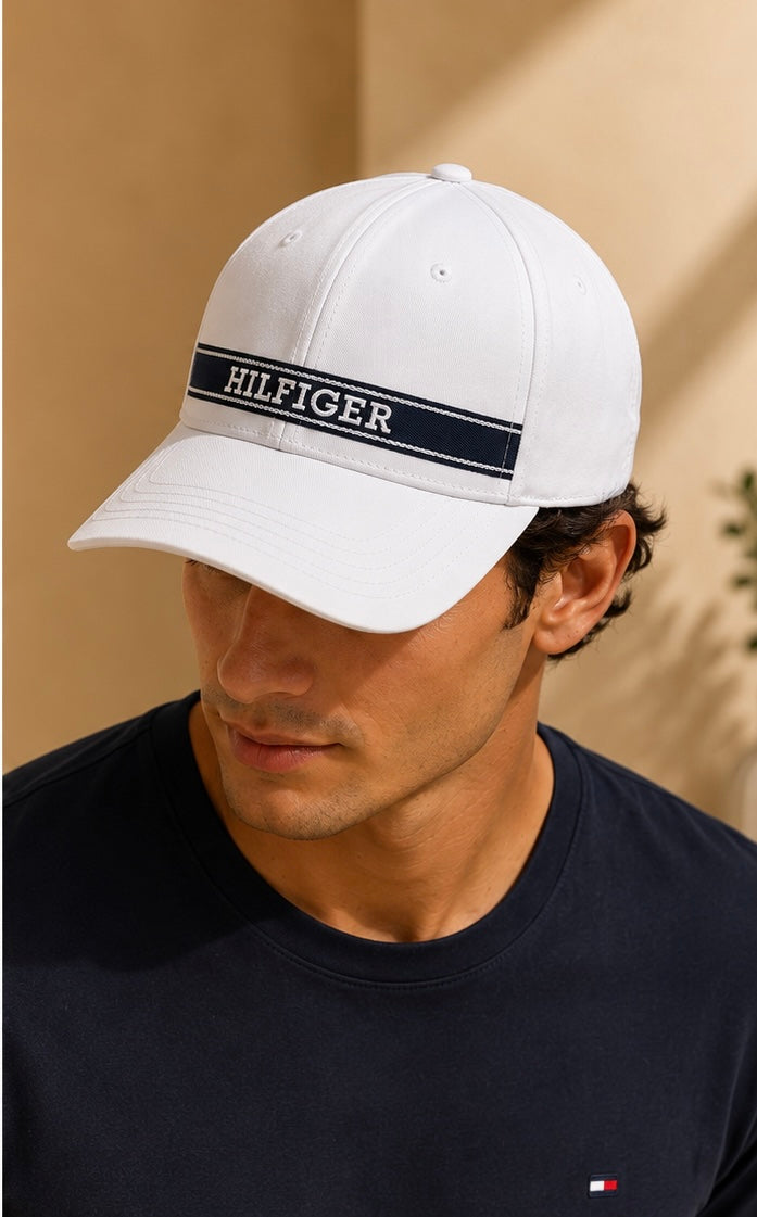 Gorra TH blanca con detalle de la marca en azul