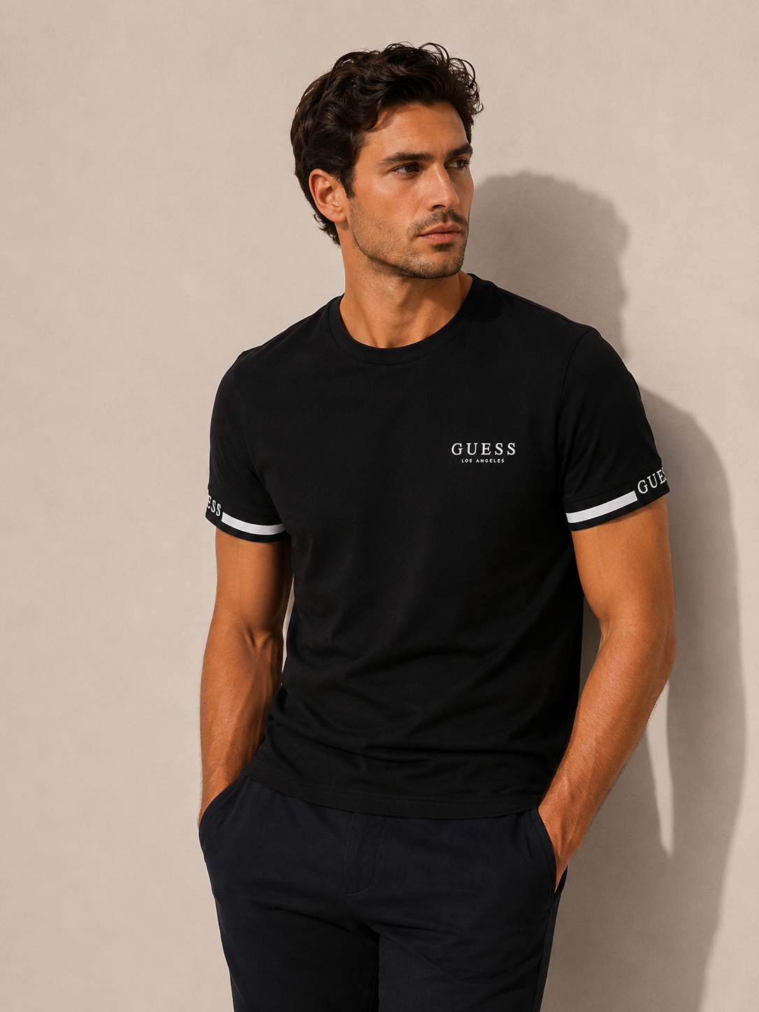 Camiseta Guess con detalle en manga