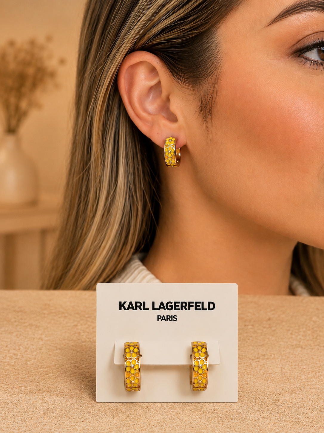 Argollas Karl Lagerfeld doradas con flores amarillas