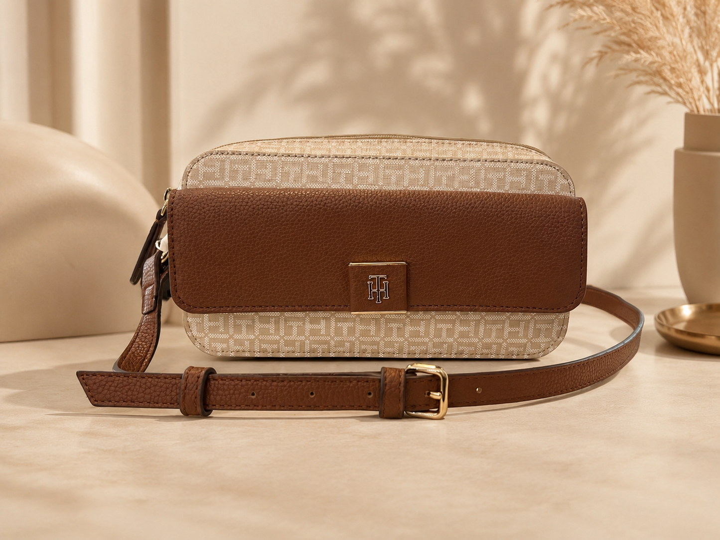 Bolso TH manos libres beige estampado