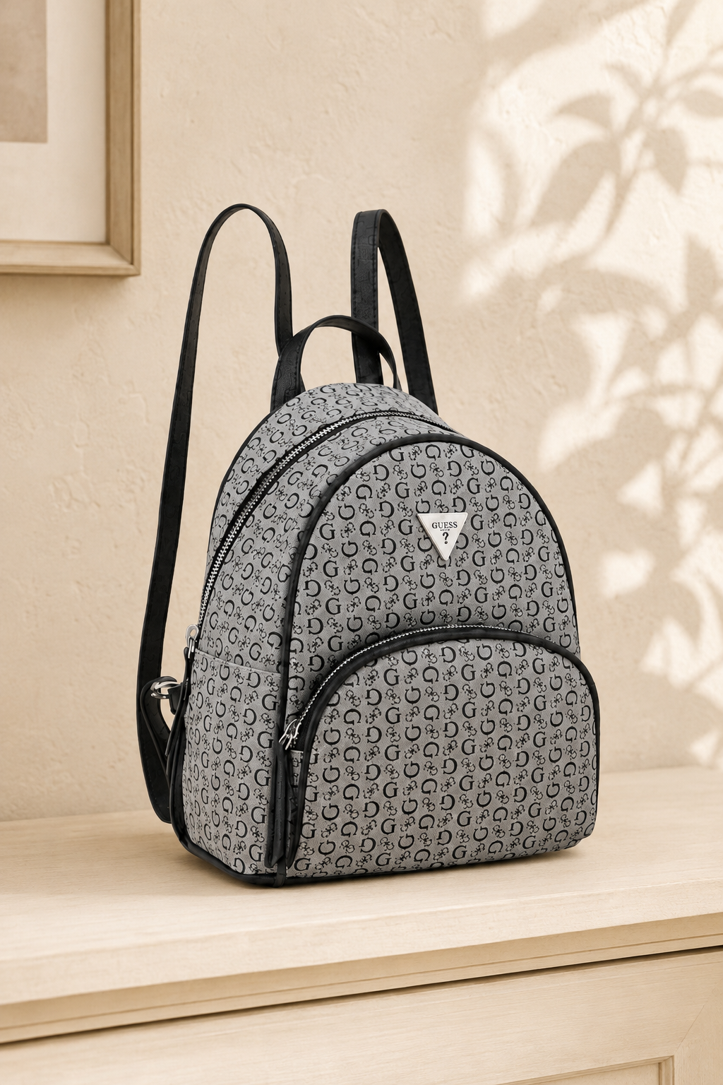 Mochila Guess pequeña gris con negro