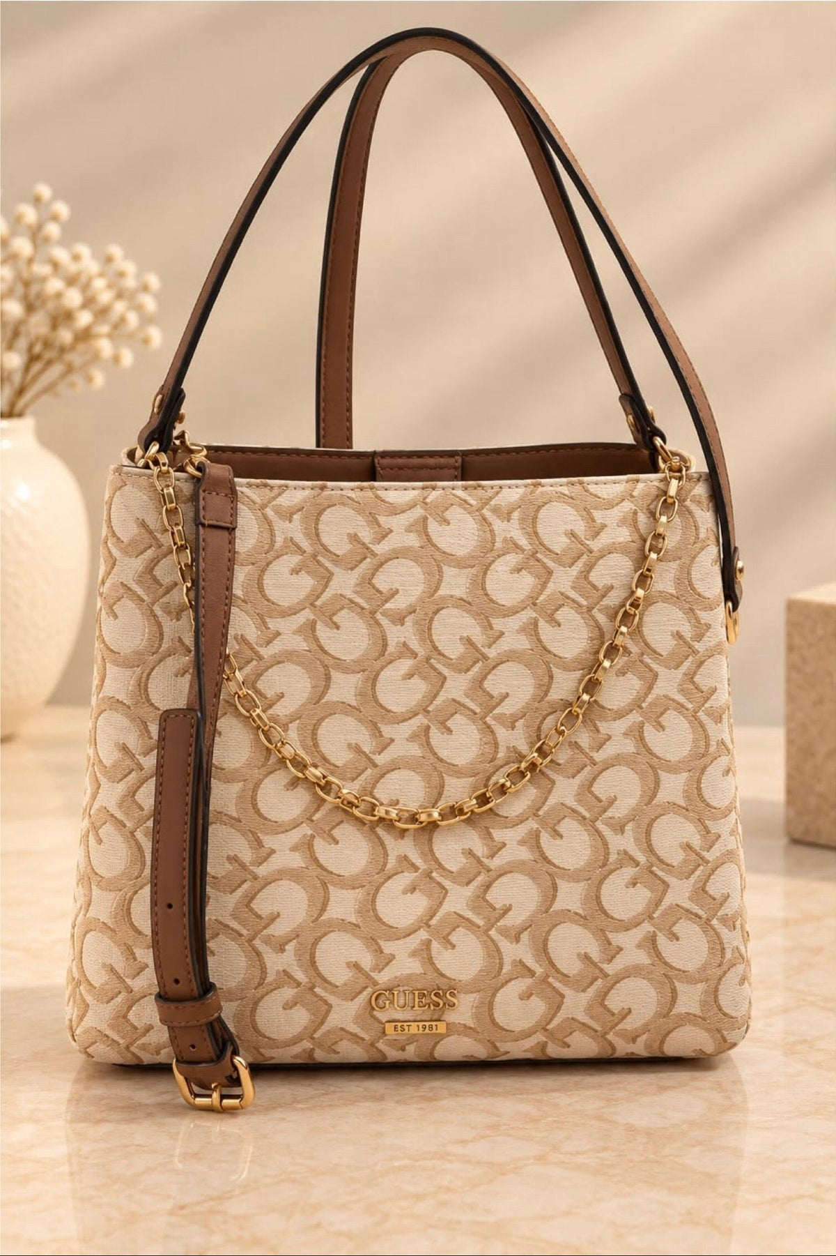 Bolso Guess mediano manos libres beige con estampado