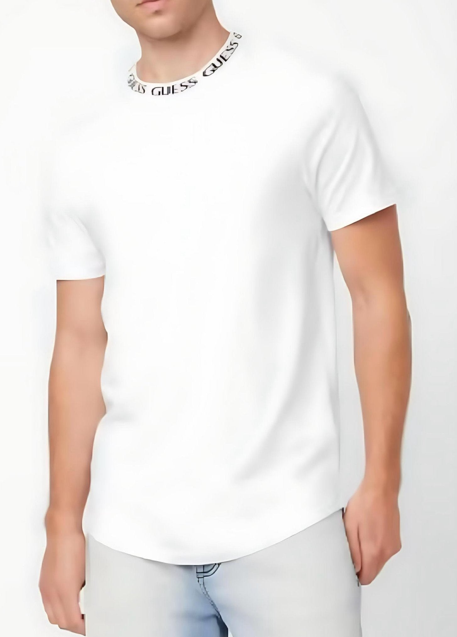 Camiseta Guess blanca detalles en cuello