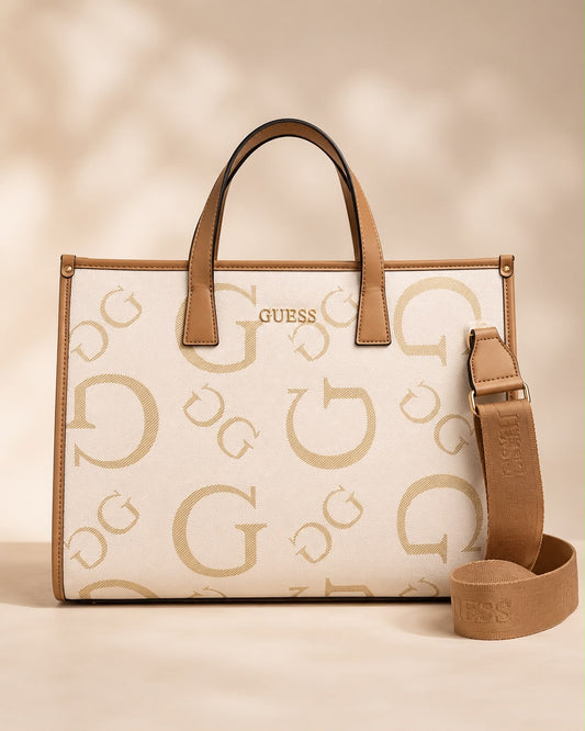 Bolso Guess vainilla con detalles en cafe