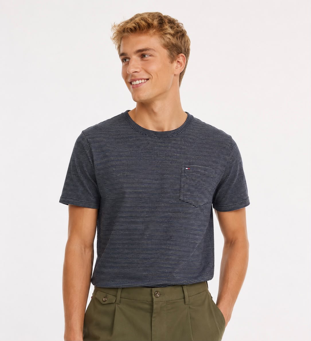 Camiseta TH gris oscuro con rayas y detalle de bolsa