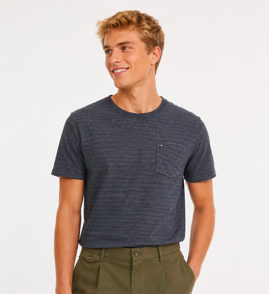 Camiseta TH gris oscuro con rayas y detalle de bolsa