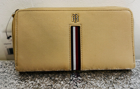 Billetera TH camel con detalle blanco azul y rojo