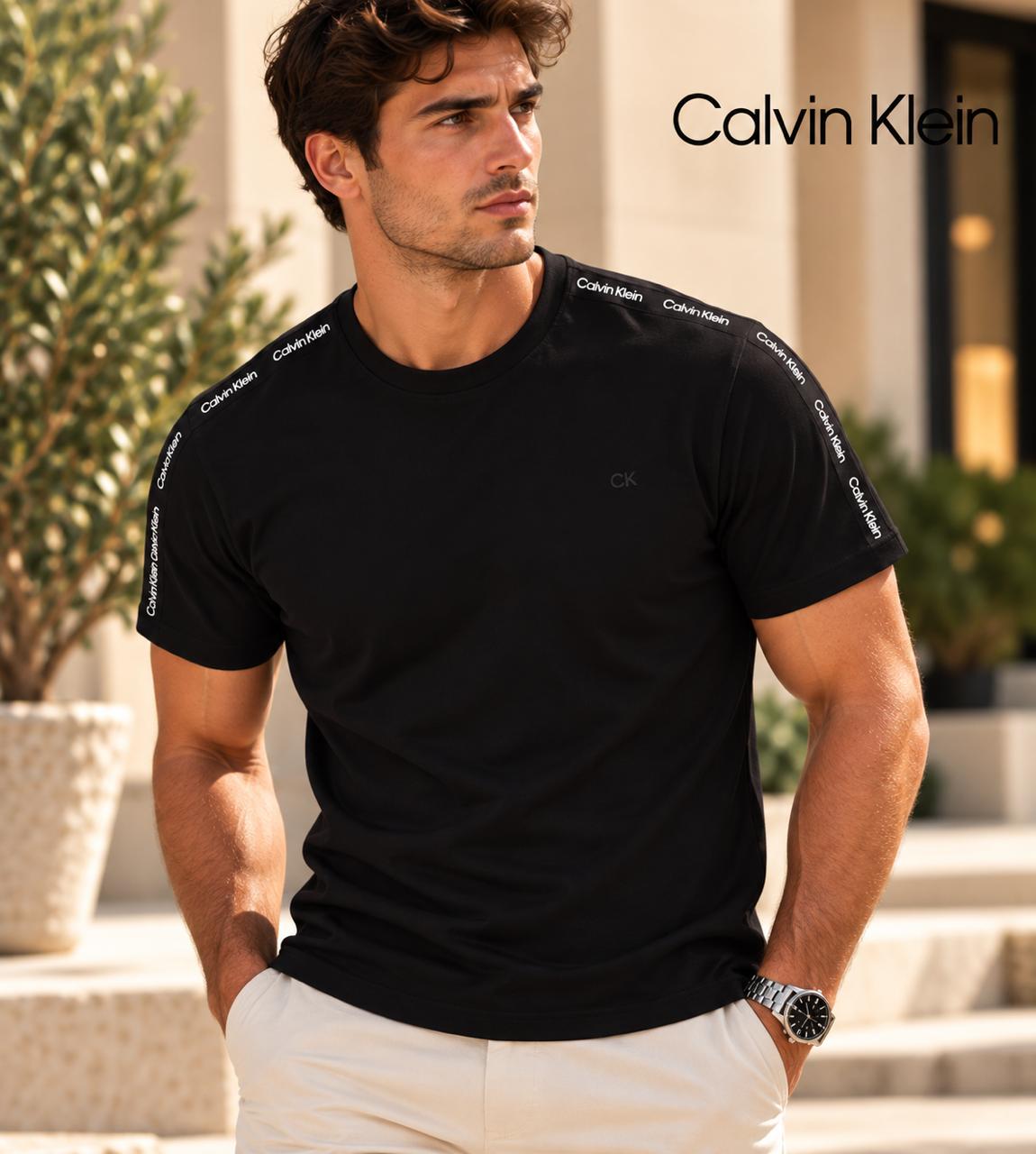 Camiseta CK negra con detalle de la marca en manga
