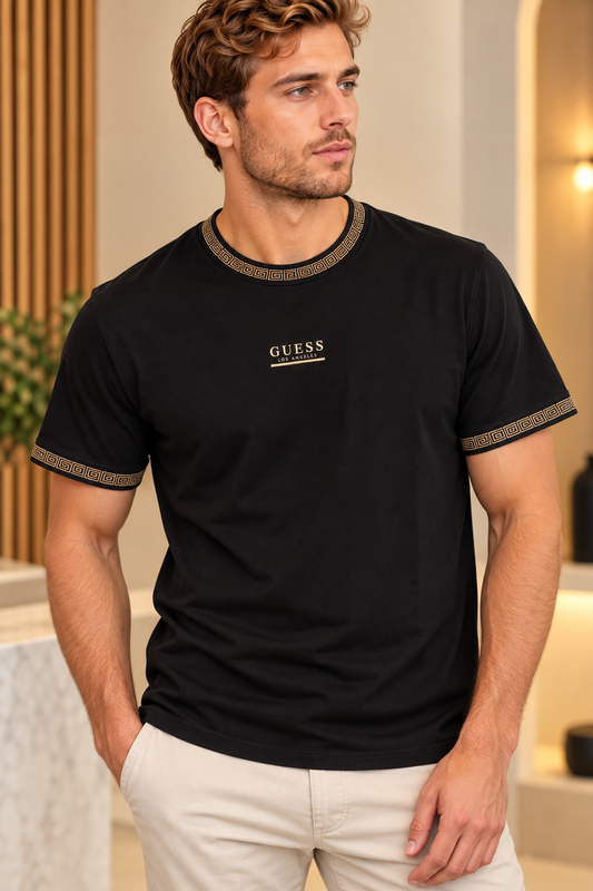 Camiseta Guess detalle en cuello y manga