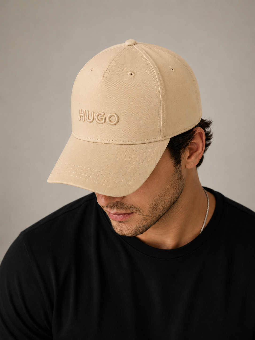 Gorra Hugo beige.