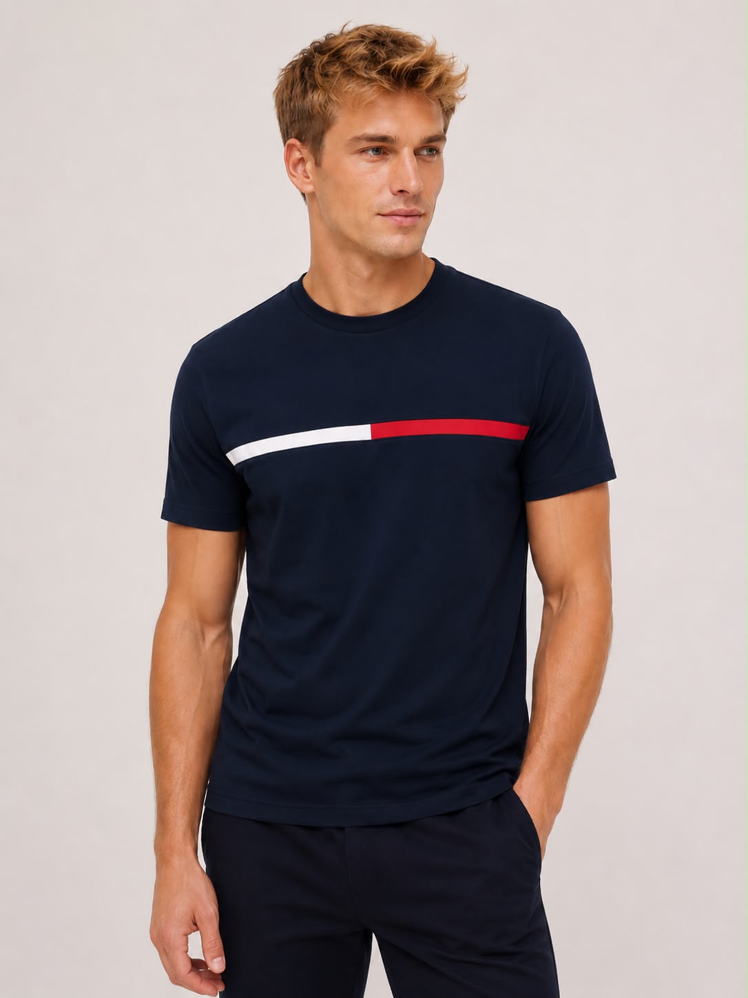 Camiseta TH azul marino con detalle en pecho