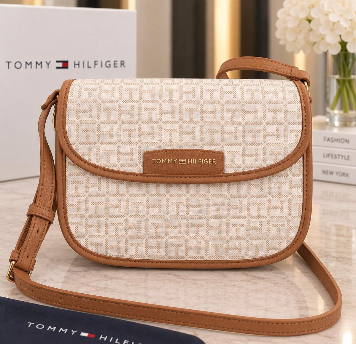 Bolso TH manos libres blanco con  estampado y detalles en camel