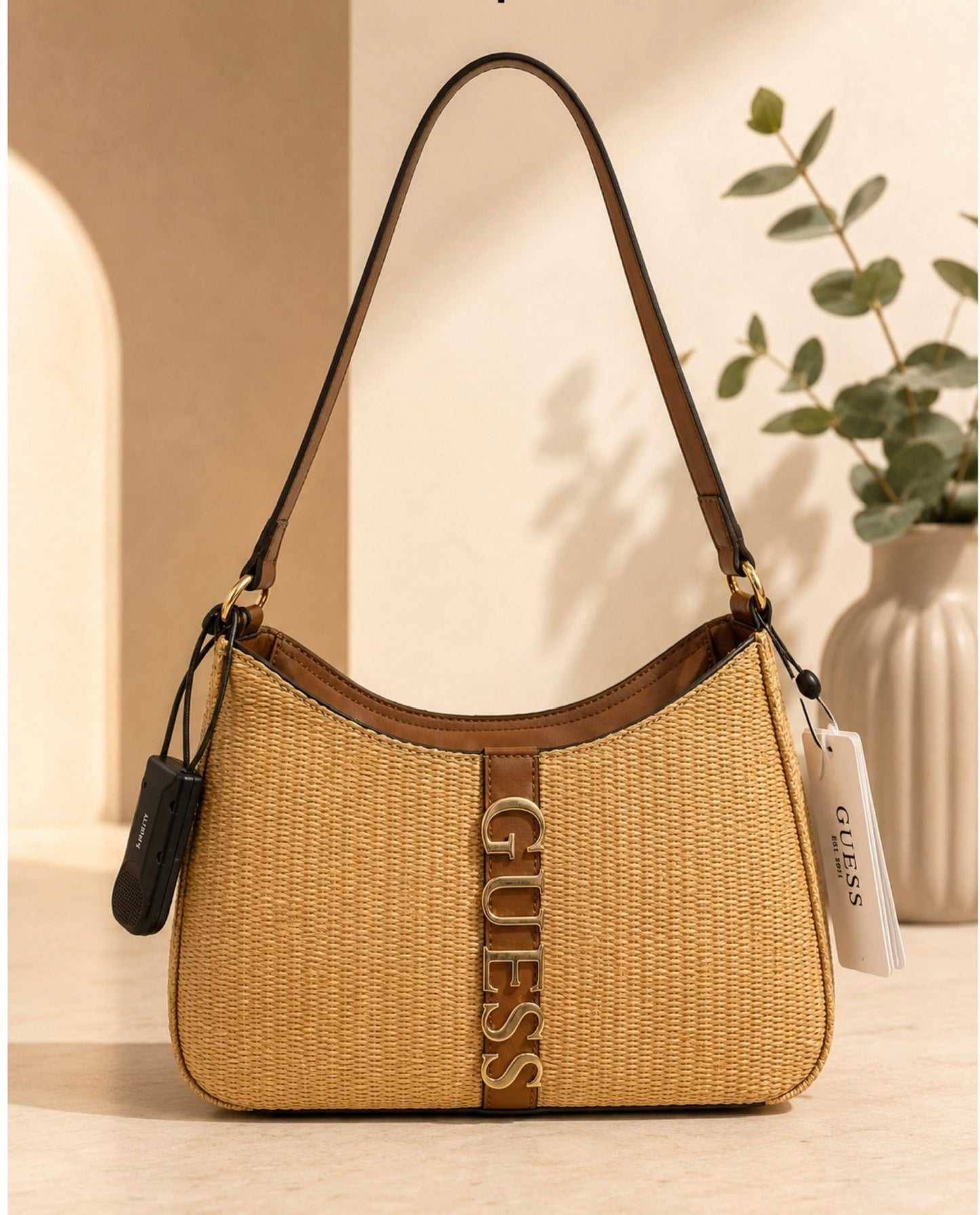 Bolso Guess de miimbre con detalle bordado