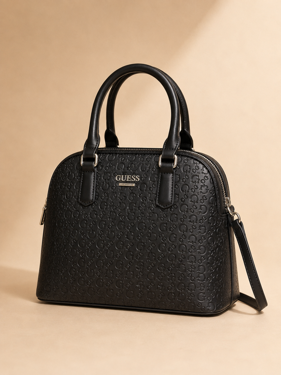 Bolso Guess mediano manos libres negro con detalles labrados