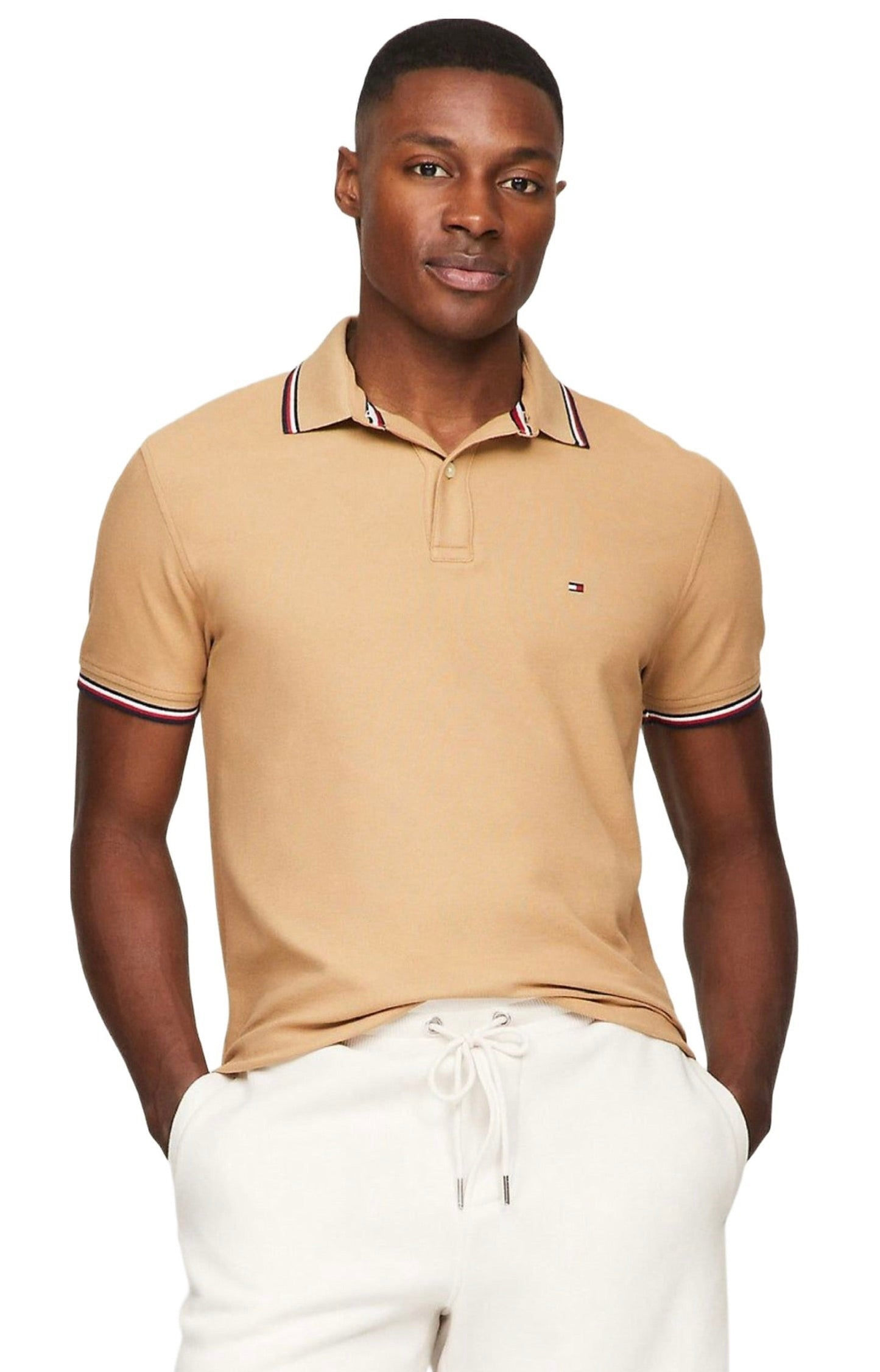 Camisa TH tipo polo beige con franjas en cuello y mangas