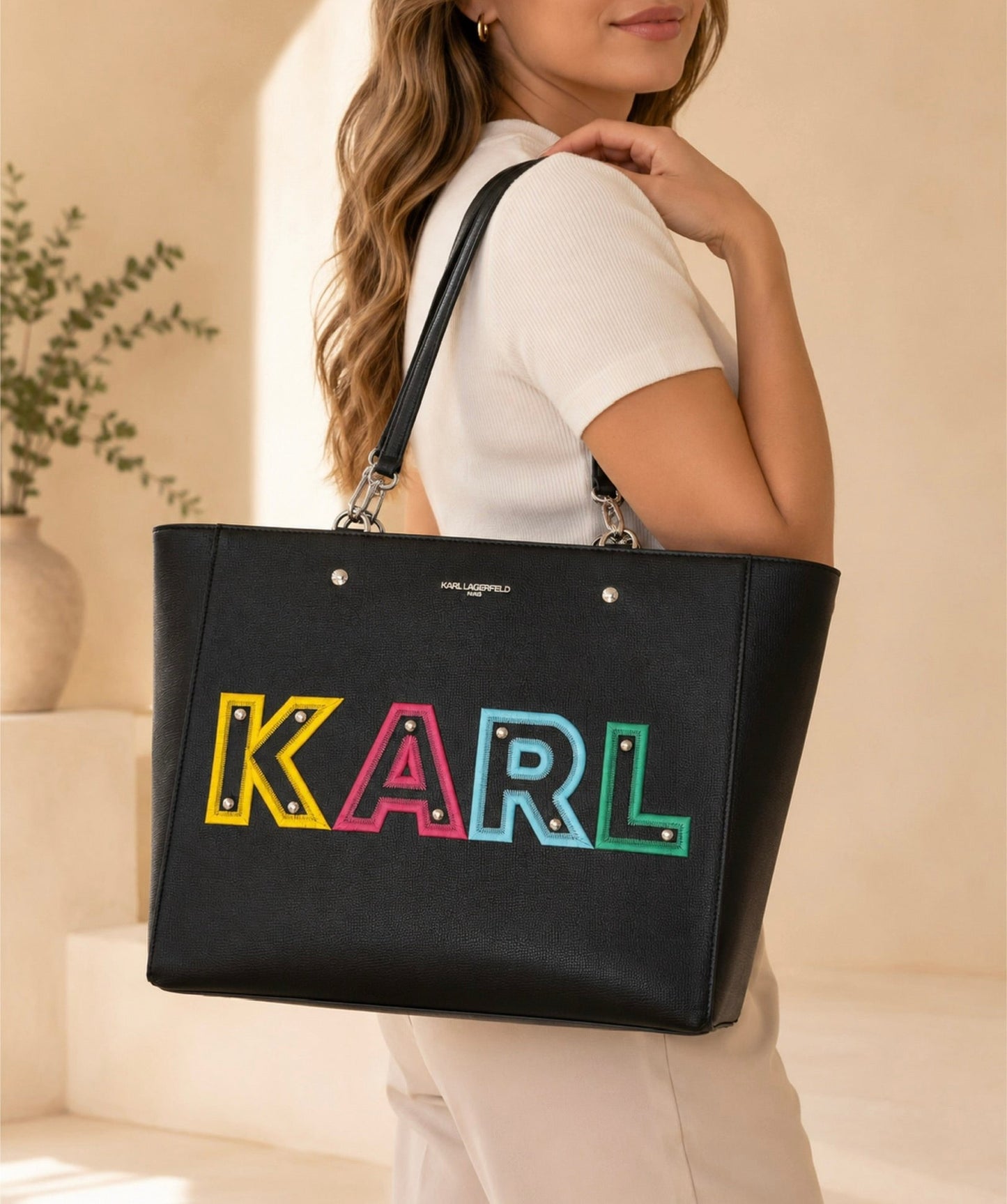 Bolso Karl Lagerfeld negro con detalle en bordado de colores