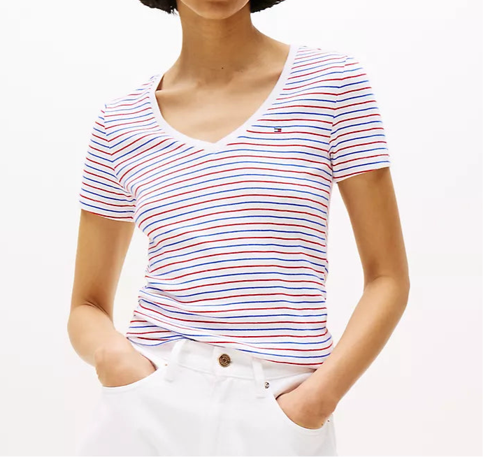 Blusa TH cuello V blanca con rayas en azul y rojo