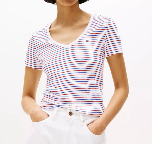Blusa TH cuello V blanca con rayas en azul y rojo