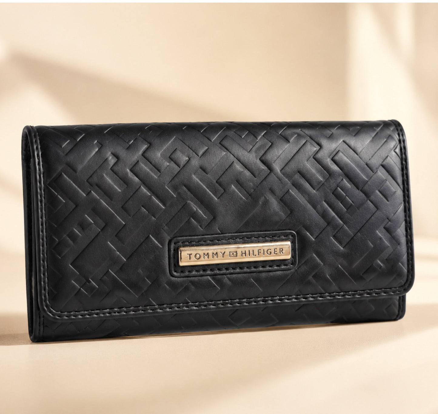 Billetera TH negro con textura mujer