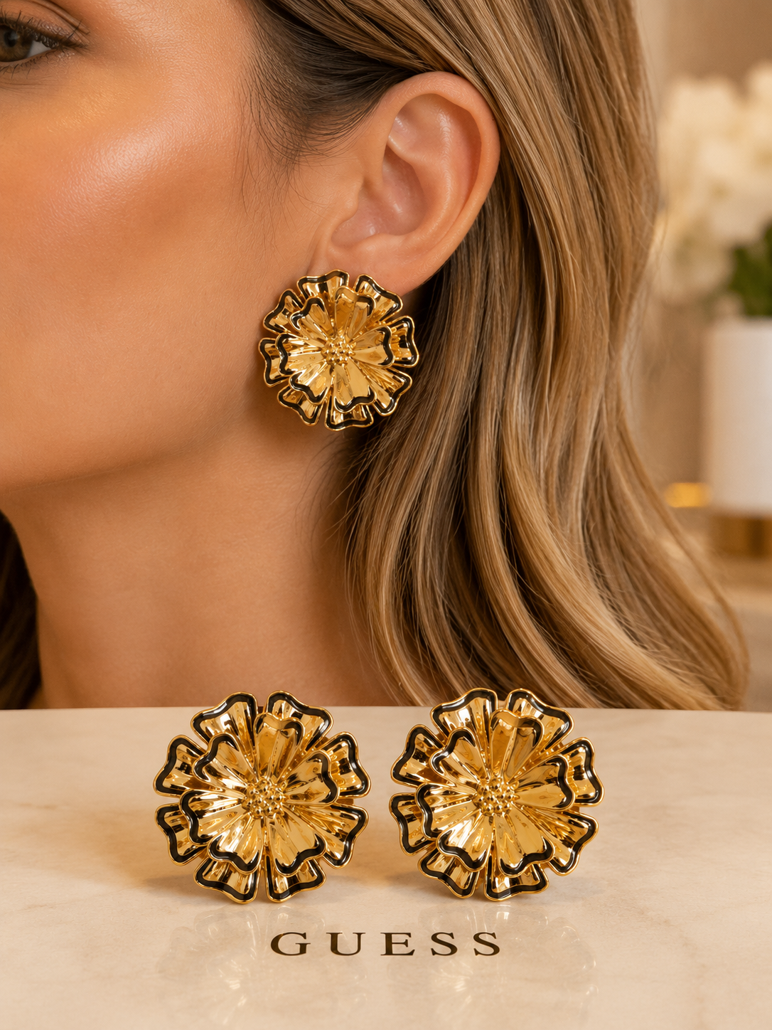 Aretes Guess flor dorada con negro