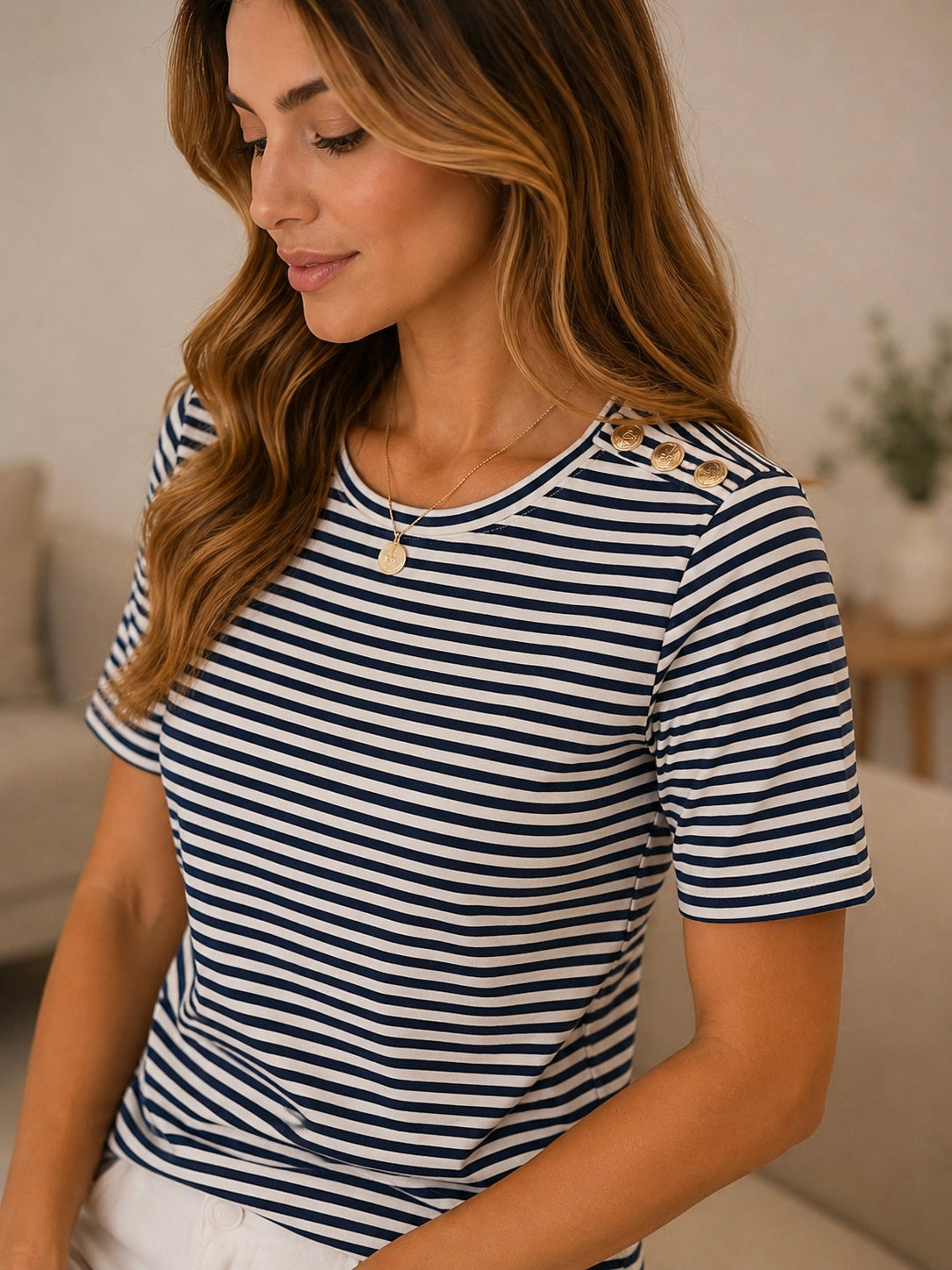 Blusa TH rayas blancas y negras con detalle en hombro de botones dorados