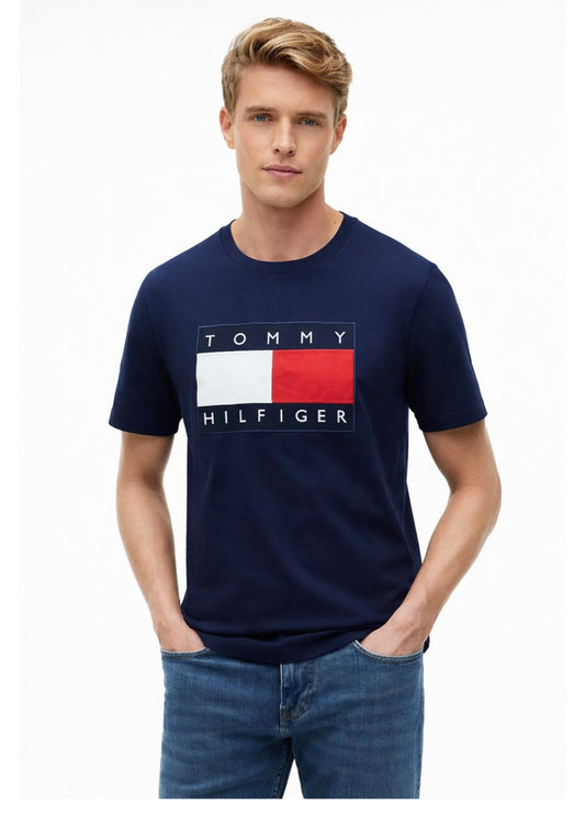 Camiseta TH azul hombre con detalle aplicado