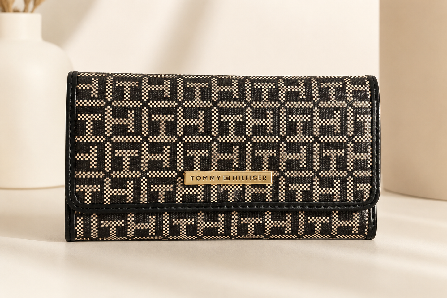 Billetera TH negra estampada
