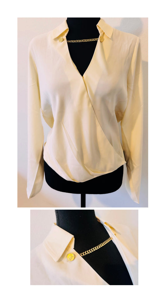 Blusa de vestir MK blanco hueso con cadena dorada