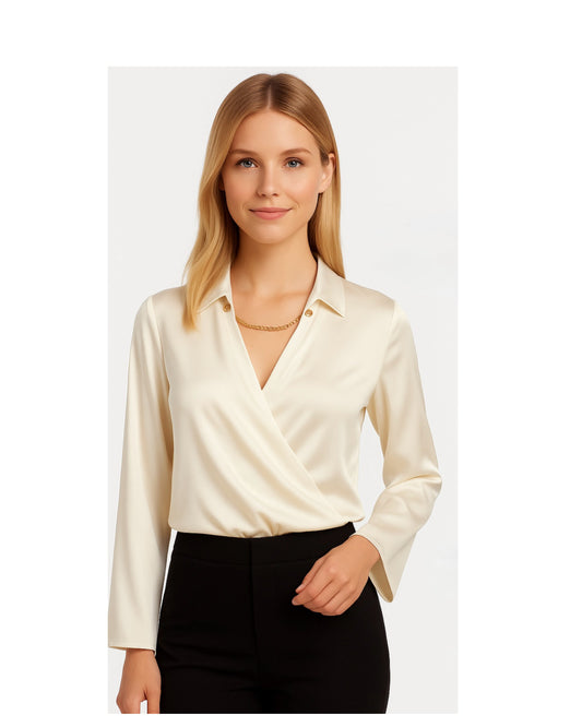 Blusa de vestir MK blanco hueso con cadena dorada