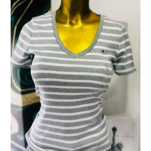 Blusa TH cuello V gris rayas