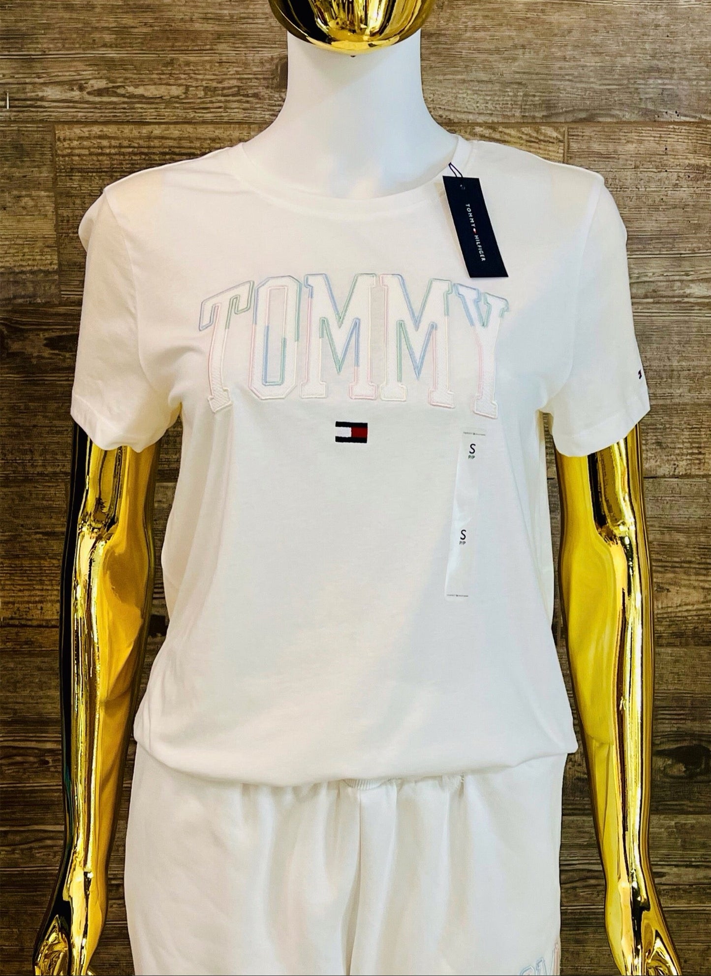 Blusa TH blanca con bordado pastel