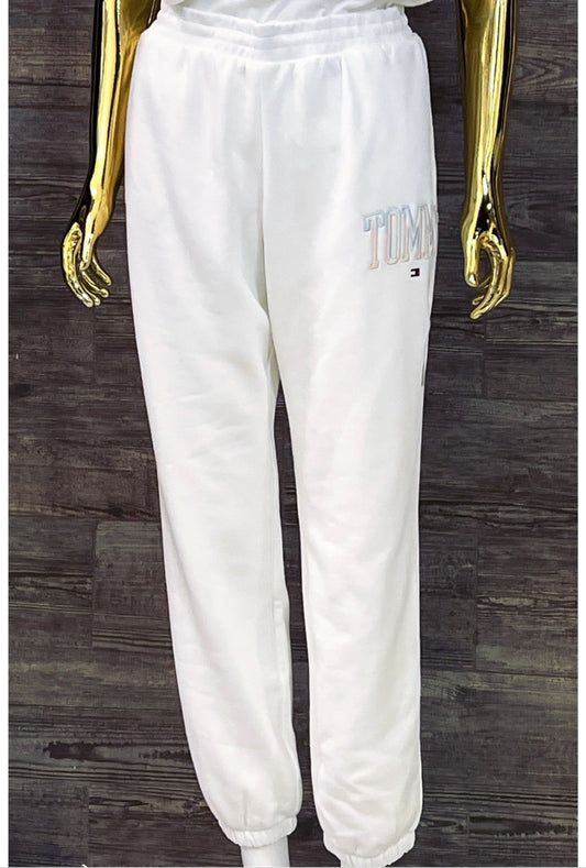 Jogger Blanco TH con detalle bordado en colores pastel