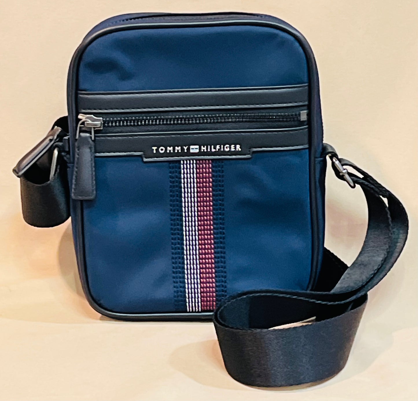 Bolso TH, manos libres azul hombre  con detalle bordado