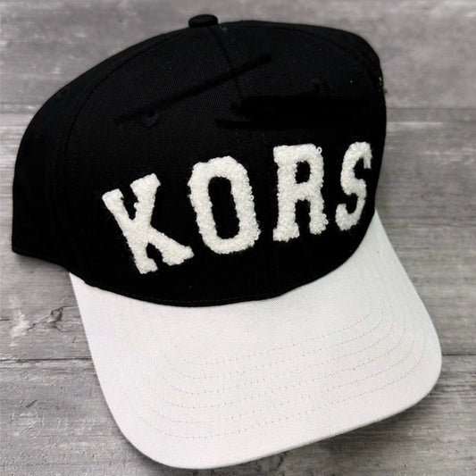 Gorra MK negro con blanco