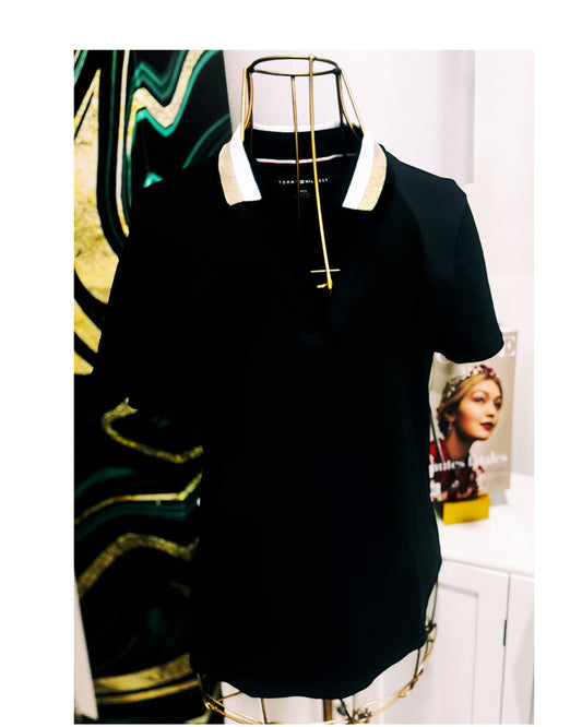 Blusa TH tipo polo negro cuello con  dorado blanco