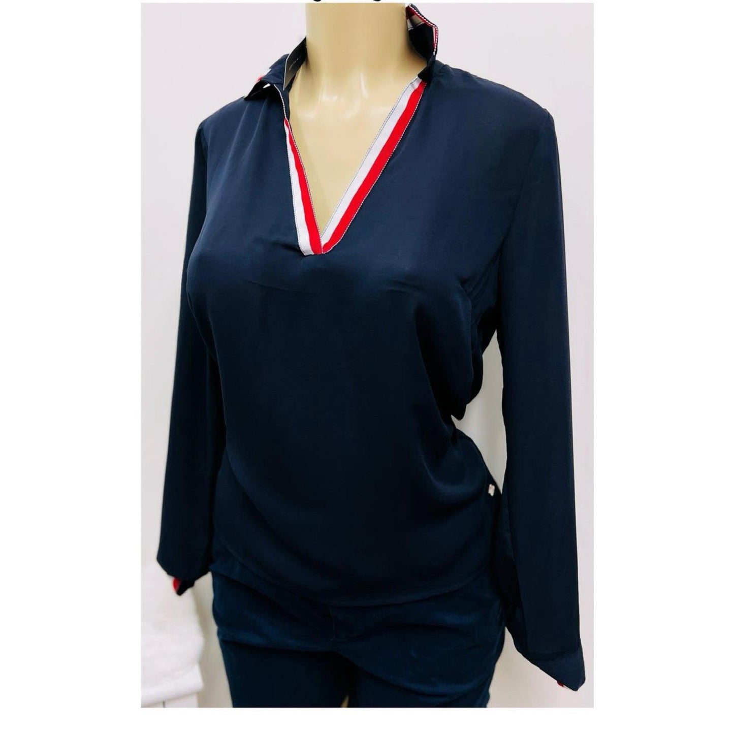 Blusa TH azul cuello V manga larga