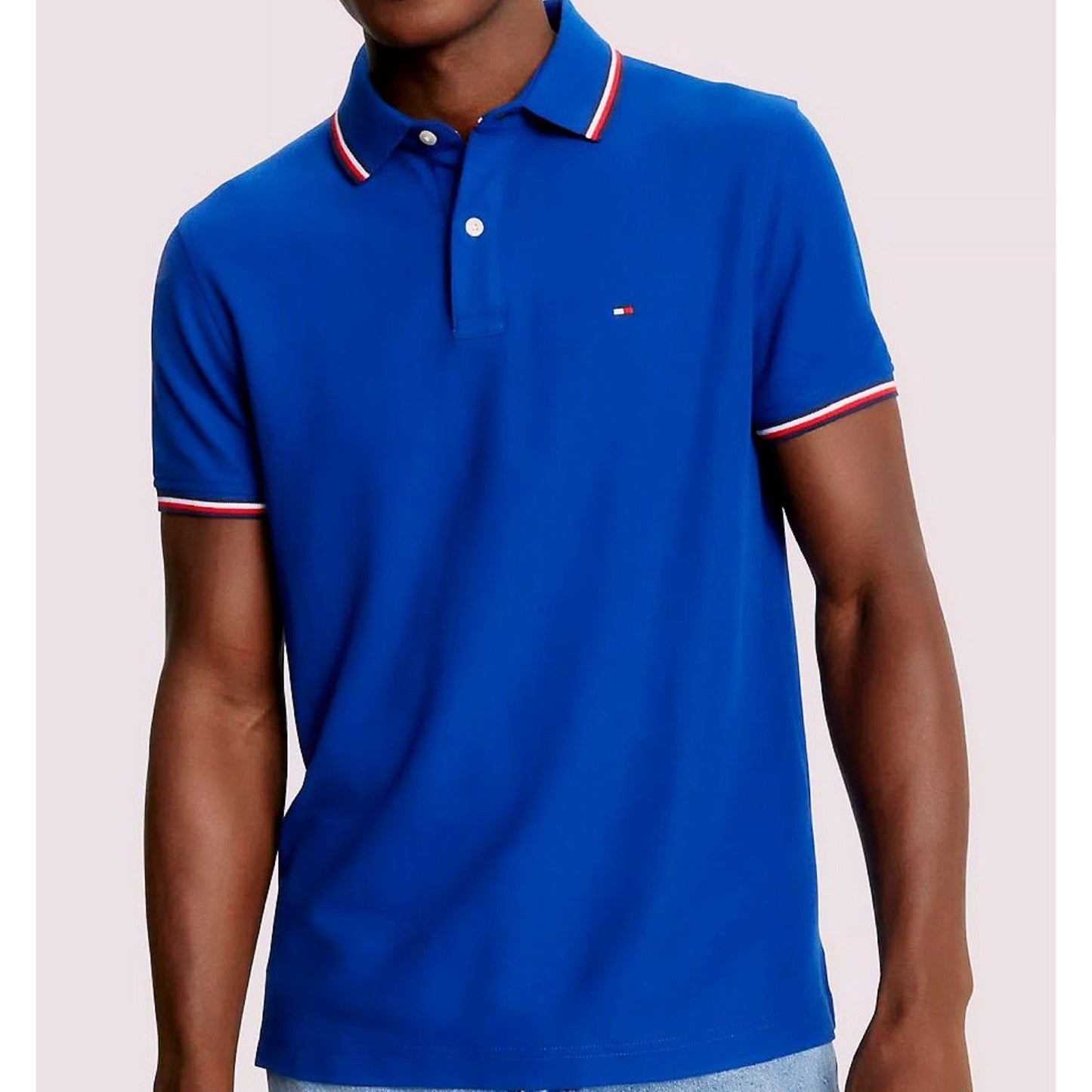 Camisa TH tipo polo azul con franjas en cuello y mangas