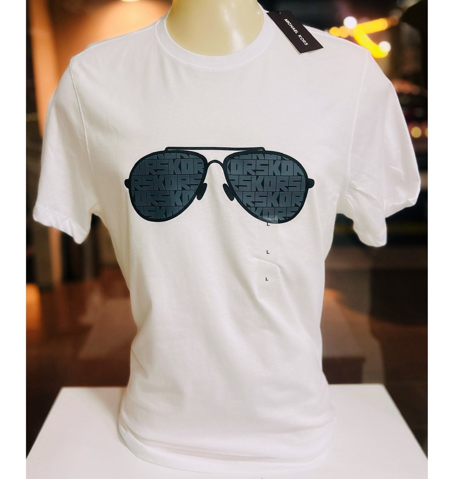 Camiseta  MK blanco con estampado lentes