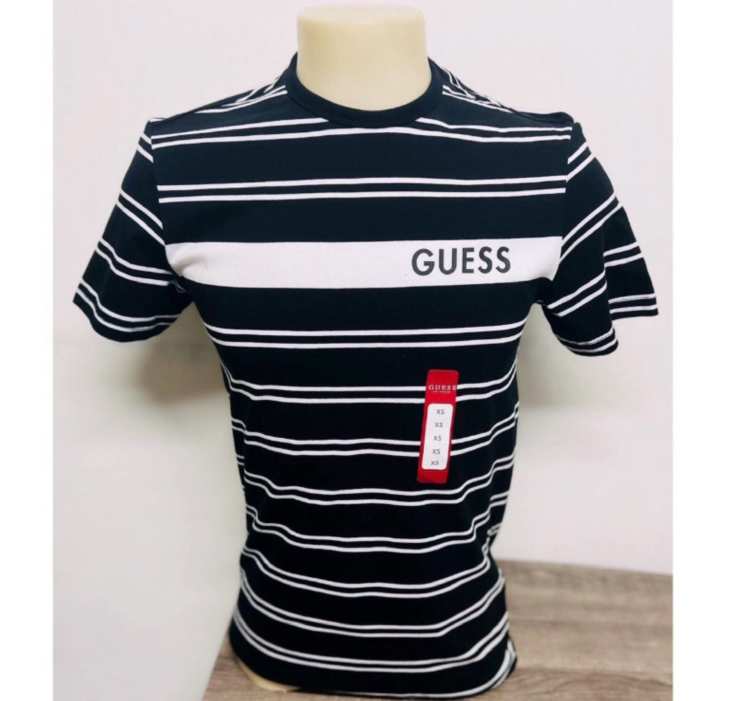 Camiseta Guess ratas negro con blanco