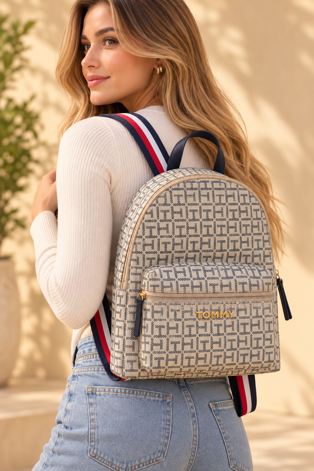 Mochila TH beige estampado, tiras de colores